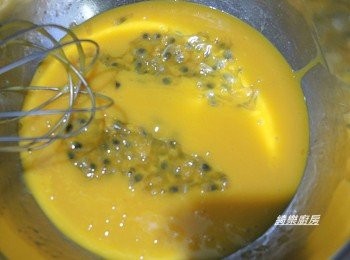 step3: 接著加入百香果和1大匙細砂糖打均勻