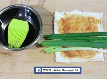 step3: 龜甲萬御釀醬油，加入二砂糖(隔水加熱讓糖融化)，用刷子將醬汁刷在吐司片上，放入蔥段捲起。