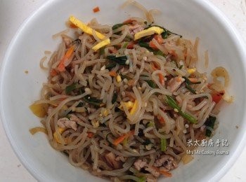 step3: 用剪刀把粉絲剪碎。