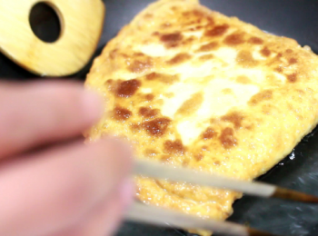 step11: 要煎出香酥又漂亮的蔥油餅, 用油量要充足。餅中有兩層面皮, 煎煮的時間會略為多一些。煎製的時間在5分鐘左右。煎的時候, 記得要勤快的翻面, 熱力滲透會比較快和均勻, 以避免外面顏色過深而裡面又不熟的情況。當蔥餅熟了的時候, 你會很明顯看到蔥油餅會鼓起來, 煎好的蔥油餅會有2.5cm的厚度。