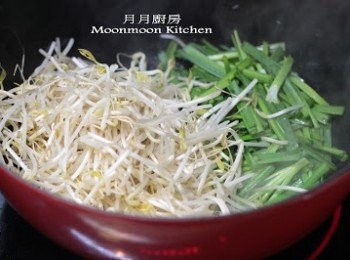 step2: 芽菜洗淨，韮菜洗淨切段。