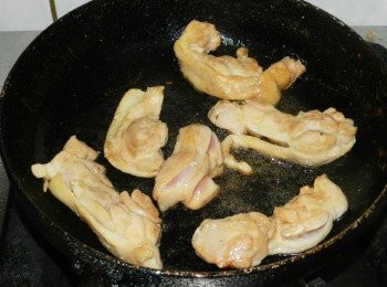 step3: 起一油鍋，放入雞肉，用大火炒至呈白色