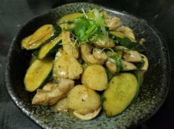 step7: 做法 :

將魚扣用少少黃酒 , 薑絲 , 鹽醃 45 分鐘 , 帶子及魚扣吸乾水份 , 大火放入煎至半熟上碟備用 , 再爆香蒜頭 , 乾蔥 , 薑片爆炒青瓜 , 炒至少少軟身後 , 加入糖 , 胡椒粉少少水煮滾 , 先將魚扣回鑊蓋好焗煮約 1 分鐘 , 最後將帶子放入 , 用大火快炒至收汁 , 加入蠔油 , 少少麻油 , 生粉水埋芡 , 完成 .