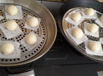 step9: 將蒸鍋倒入750克凍水，再將蒸碟放入