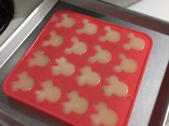 step4: 緩緩倒入矽膠模至全滿，放入雪櫃冷藏 1至2小時脫模即成。