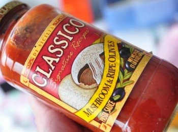 step3: 【Classico®蘑菇橄欖口味】令人回憶起西西里島風情，嚴選高品質蘑菇、橄欖、鮮美番茄、及橄欖油，今天就讓Classico®帶您一遊西西里島吧！