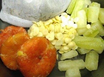 step2: 將所有材料洗淨 有時間 南北杏先浸軟身 放入電飯煲 枇杷葉 要放入煲湯袋 因為琵琶葉有絨毛 會令喉部不適