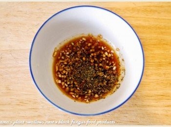 step4: 蒜頭切碎後，與鰹魚醬油、辣椒粉、黑胡椒粒與洋香菜一同調配成醬汁。