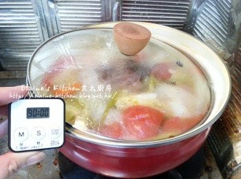 step7: 轉慢火蓋上蓋煲1 1/2小時