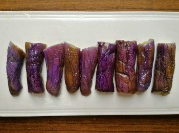 step4: 茄子煮軟後排在碟子上