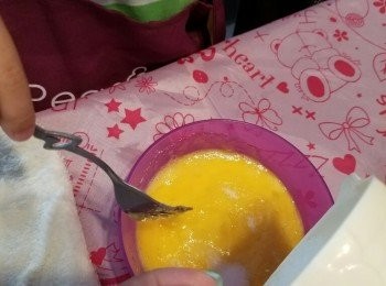 step2: 蛋醬加入糖，鹽攪拌。