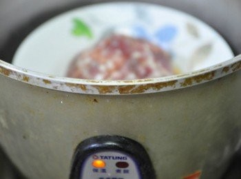 step5: 放入【大同電鍋】蒸煮(外鍋約2成水位)，蒸煮過程中可以叉子插角肉，讓內層其更容易熟~