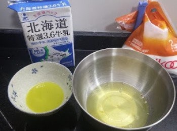 step1: 把所有材料倒入大碗，輕力攪拌至砂糖溶解