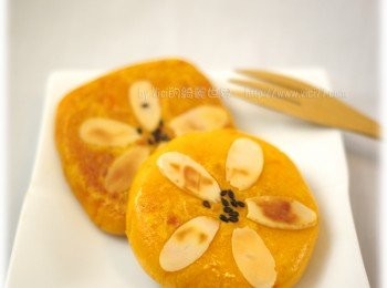 step5: 用麻油下去煎，果然超香的 
因為是用糯米粉下去煎，所以一口咬下Q中帶酥喔