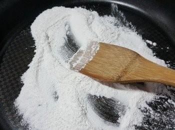 step15: 此時可以炒定熟糯米粉,用白鑊將糯米粉用慢火炒熟,放涼待用(炒到粉熱即可)