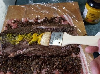 step9: 放入牛柳於中間,四邊搽上英式芥未醬