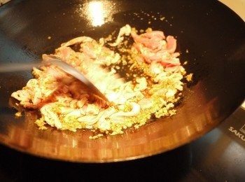 step5: 再加入雞腿絲拌炒