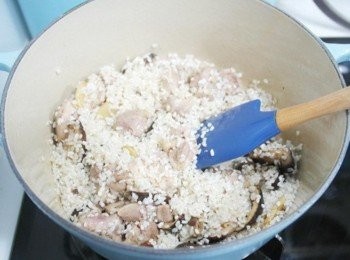 step5: 倒入白米拌炒至米粒吸附著麻油。