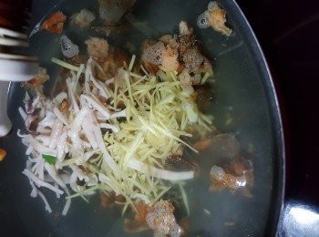 step7: 用1200g水煮滾,先落大地魚及土魷.薑絲,加少許紹興酒煮10分鐘待出味(亦可以加些豬肉碎一起煮)