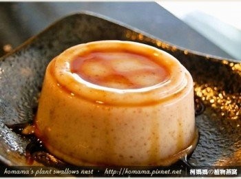 step3: 在黑木耳鮮奶凍上，依照個人喜好、口感與耐甜度，酌量淋上焦糖糖漿來增味。