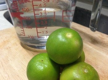 step1: 白砂糖加入凍開水攪均後加入青檸汁及青檸碎