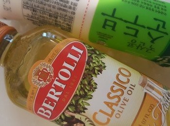 step1: 椒鹽硬豆腐
今日喺go green日， 試下整素, 好好味呀超易整。 啲韓國硬豆腐真喺好好味呀. 用生粉撲好每一邊， 怜去炸。 炸好放上乾蒜頭， 乾蔥， 辣椒， 胡椒粉， 黑胡椒粉， 鹽。 最後落芫茜蔥。