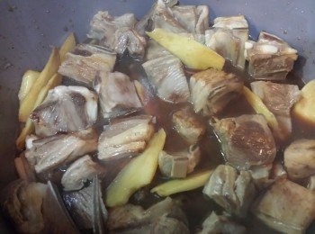 step6: 把片糖、陳皮配料放入鍋裡，大火燜20分鐘。