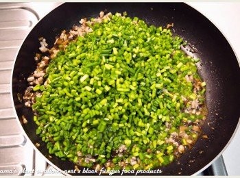 step5: 最後加入韭菜丁一同拌炒至熟，即可直接起鍋盛盤。