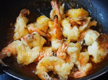 step1: 大蝦洗淨，開邊去腸，下鹽和胡椒粉調味