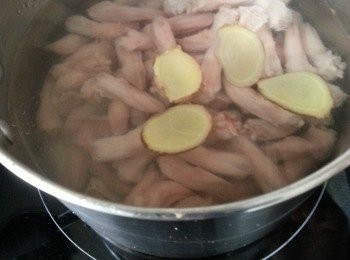 step2: 再用滾水加入4片薑及1茶匙海鹽煮8-10分鐘待鴨舌熟透(如鴨舌大隻就10分鐘)