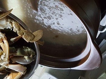 step15: 當粥煮到綿時就可以落蟹,再煮15分鐘