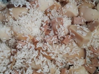 step2: 炒香薑片後放入菇及火腿片一起拌炒 再倒入洗好的糯米炒約3-5分