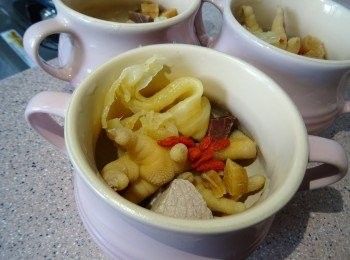 step4: 將所有材料放入燉盅內，注入清水