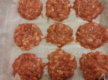 step4: 平均分成九份，預熱焗爐用190度，底面各焗8分鐘，倒去肉汁後，焗爐轉用160度，肉乾面掃上蜜糖水，焗4分鐘，將肉乾反轉，肉乾面掃上蜜糖水，再焗4分鐘，如覺得未夠燶邊，可以加兩三分鐘再焗，直至自己喜歡的豬肉乾燶邊，如果選用空氣炸鍋，氣鍋先鋪上烘烘紙，放入肉乾，用170度焗底面各8分鐘，之後掃蜜糖水，用150度底面各焗4分鐘，之後棄用烘焙紙，用150度每次用兩三分鐘，直至自己喜歡的燶邊。