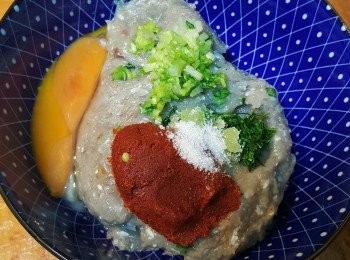 step2: 鯪魚滑加入所有材料，除了長豆角，醃10分鐘後，加入長豆角拌勻