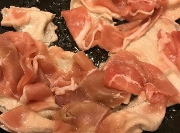 step2: 先爆香豬肉, 由於豬肉會出油, 所以不用加太多油