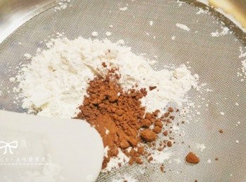 step3: 篩入低筋麵粉 & 純可可粉。