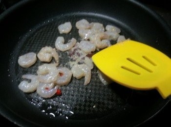 step6: 落蝦仁炒至變色即可盛起備用