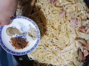 step13: 加入<span class="group_4">調味料:</span>鹽半茶匙,砂糖大半茶匙,白胡椒粉少許,雞粉1茶匙，洋蕃茜炒勻(如用上湯不用加雞粉)