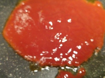 step4: 少少油加熱<span class="group_2">茄汁醬料</span>,滾到微微杰身後將蝦回鑊。