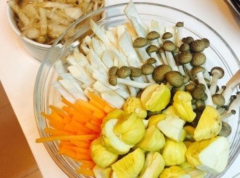 step1: 牛蒡用刀背去泥洗淨，然後像削鉛筆一樣削出牛蒡薄片，泡於清水中。去殼栗子洗淨切半。真姫菇切去根部，分成小束。杏鮑菇洗淨、紅蘿蔔洗淨去皮，切絲。