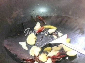 step3: 再落蒜、姜稍爆一陣