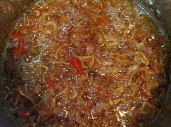 step2: 用同一煲油，爆香蒜頭，辣椒。再加入蝦米，火腿及瑤柱炒。最後放回魚仔。加入<span class="group_2">調味</span>，作試味放密實瓶已可。