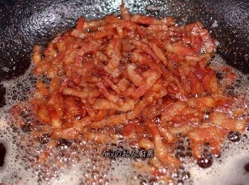 step4: 培根煎成焦香狀即可熄火起鍋。