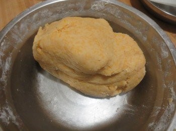 step5: 用手揉搓成均匀的面团