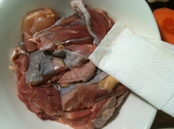step3: 雞腿肉的血水，用餐巾紙擦拭（去腥）。
