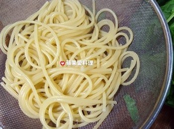 step6: 麵煮到8分熟時，將麵撈起備用（煮麵水先留著，不要倒掉）。