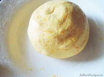 step2: 如果麵團粘手，请添加更多的麵粉。