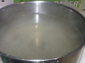 step2: 一包洋菜粉放入700cc冷水中煮滾後加入適量的冰糖均勻攪拌放冷