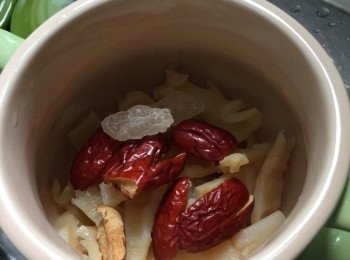 step2: (鮮奶盅)將細件花膠分別放入2個湯盅內，再加入紅棗及冰糖，注入鮮奶1支及水, 輕輕攪均，另一盅則加入花膠、冰糖及紅棗，並注入滾水輕輕攪均關蓋